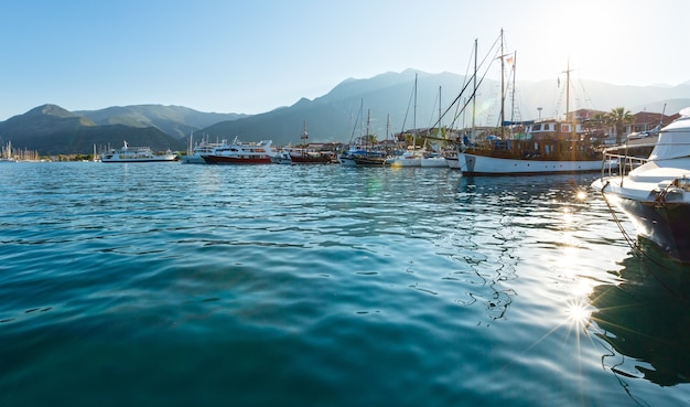 Statki wycieczkowe i żaglowce w zatoce (Nydri, Grecja, Lefkada).