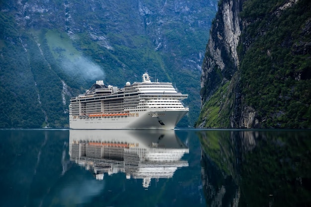 Statki wycieczkowe na fiordu Geiranger Norwegia