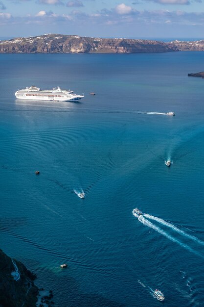 Statki wycieczkowe na morzu w pobliżu wulkanu wyspy Santorini, Grecja. Piękna turystyka i podróże