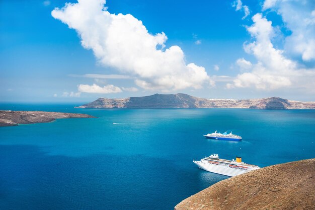 Statki wycieczkowe na morzu w pobliżu wysp greckich. Wyspa Santorini, Grecja. Piękny krajobraz z widokiem na morze