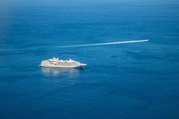 Statki wycieczkowe na morzu w pobliżu wysp greckich Wyspa Santorini Grecja Zatoka błękitnego morza