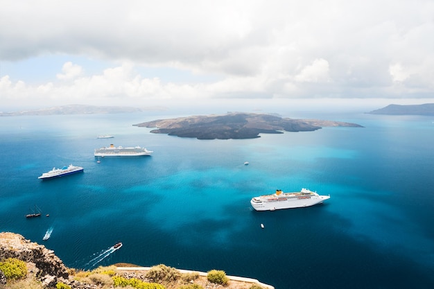 Statki wycieczkowe na morzu w pobliżu wysp greckich. Wyspa Santorini, Grecja.