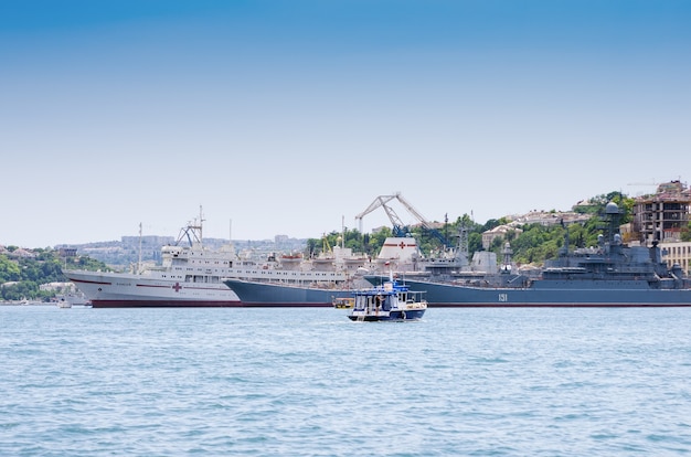 Statki wycieczkowe w pobliżu okrętów Floty Czarnomorskiej w Zatoce Sewastopolu