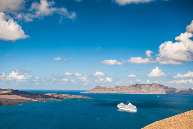 Statki wycieczkowe w pobliżu wysp greckich. Jasne turkusowe morze i błękitne niebo. Wyspa Santorini, Grecja