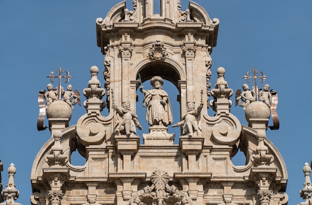 Statua Apostoła Santiago na fasadzie katedry w Santiago de Compostela
