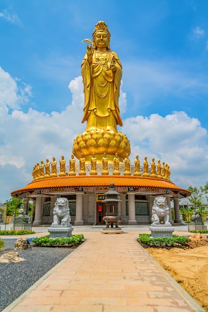 Zdjęcie statua bodhisattwy guan yin chińskiej świątyni