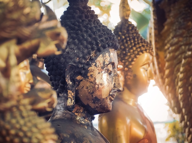 Statua Buddy. W Tajlandii wszelkiego rodzaju urządzone w buddyjskim kościele są własnością publiczną