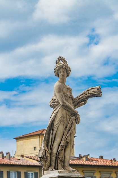 Statua della Estate przy Ponte Santa Trinita we Florencji