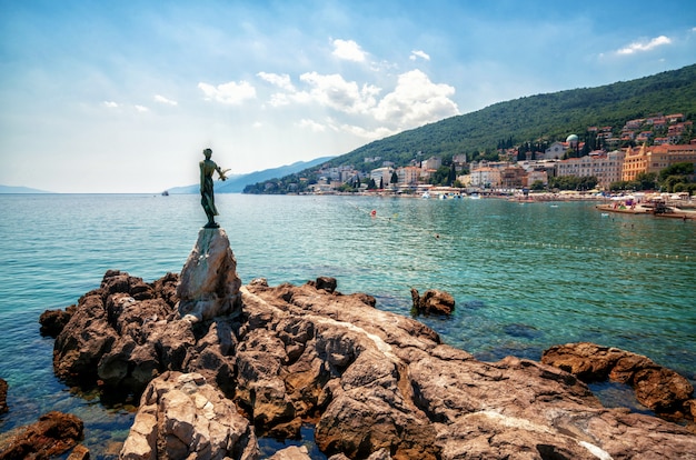 Statua dziewczyna z seagull w Opatija, Chorwacja