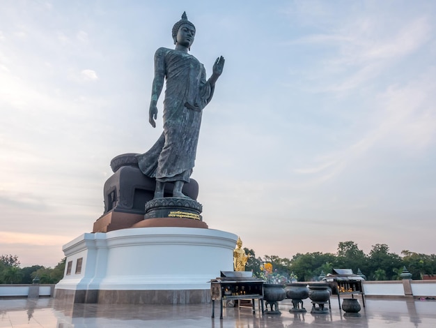 Statua Grand Walking Buddha główny posąg buddyjskiej diecezji pod zmierzchem w Tajlandii