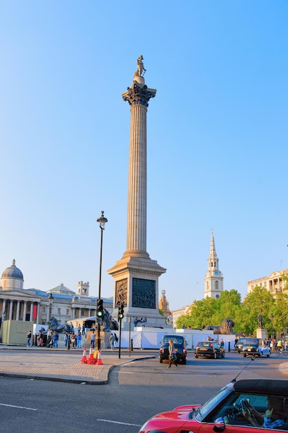Statua Lorda Nelsona na Trafalgar Square w Londynie w Wielkiej Brytanii. Architektura rzeźby admirała w Wielkiej Brytanii. Kolumna pomnik na ulicy starego miasta w Anglii.