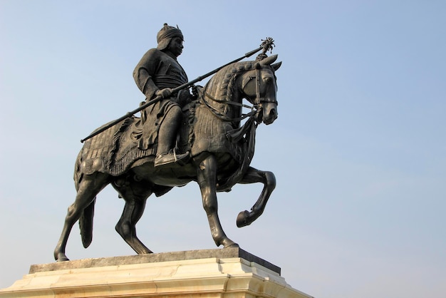 Statua Maharana Pratap z mieczem jadącym na koniu Chetak w Pratap Smarak na Moti Magri Hill w Udaipur, Gujarat, Indie, Azja