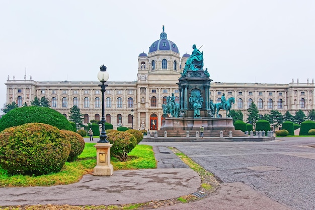 Statua Marii Teresy W Muzeum Historii Naturalnej W Wiedniu, Austria. Ludzie W Tle