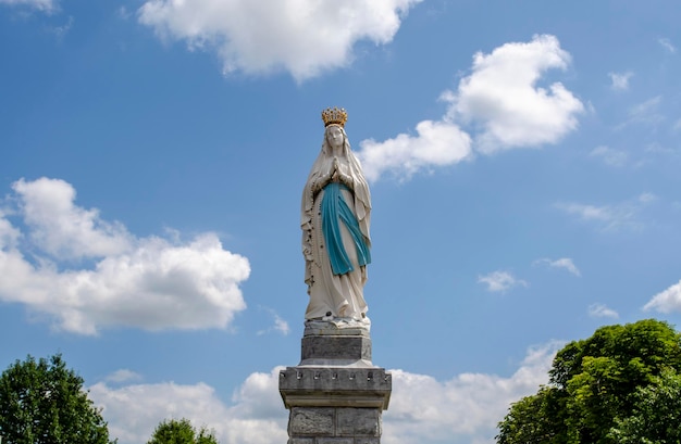 Statua Matki Bożej Niepokalanego Poczęcia Lourdes Francja głównym miejscem pielgrzymek katolickich