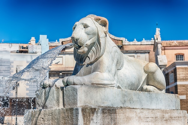 Statua na kultowym Piazza del Popolo, jednym z głównych placów i zabytków w Rzymie, Włochy,