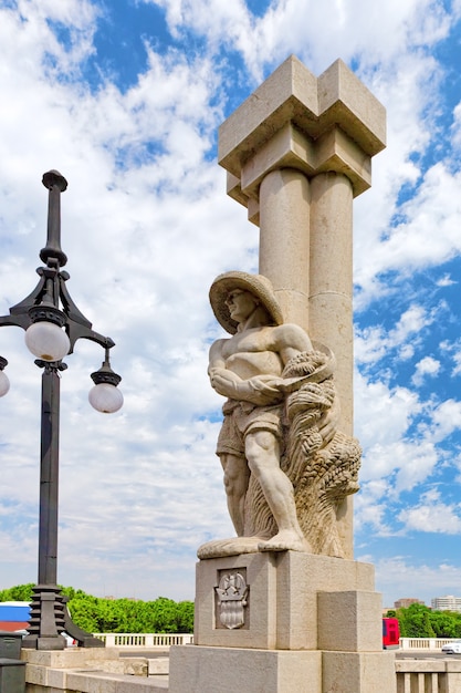 Statua na moście w Walencji - trzecie miasto wielkości populacji w Hiszpanii.