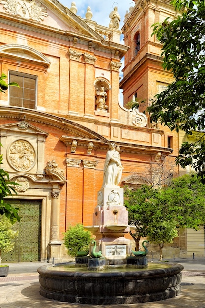 Statua na starym mieście w Walencji. Hiszpania.