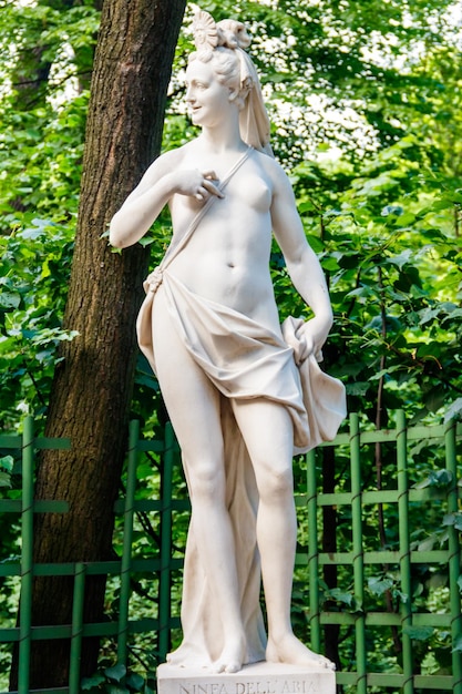 Statua nimfa powietrza w starym parku miejskim Letni ogród w Sankt Petersburgu Rosja