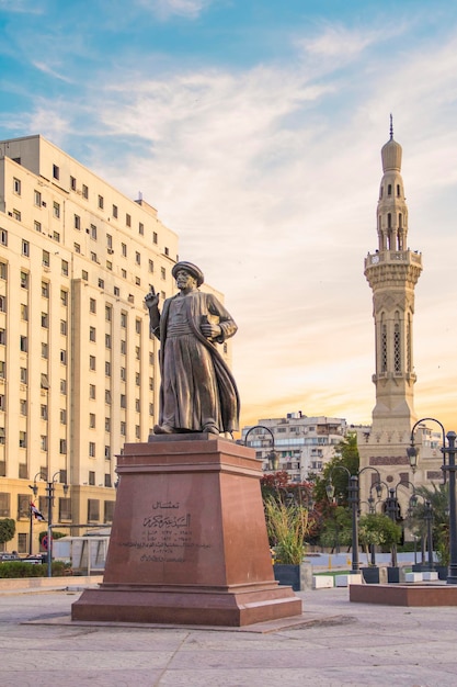 Statua Omara Makrama w pobliżu meczetu Omara Makrama na placu Tahrir w Kairze, Egipt