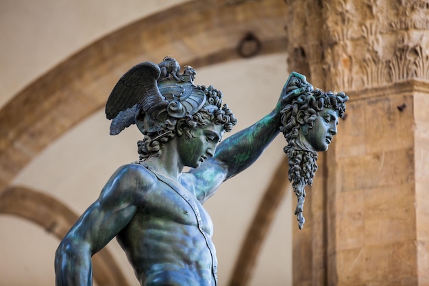 Statua Perseusa z głową Meduzy na placu della signoria