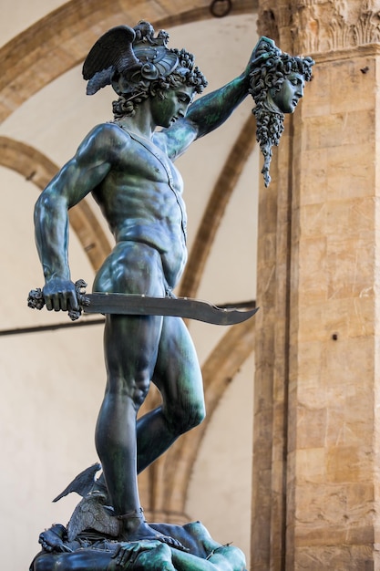 Statua Perseusa z głową Meduzy na placu della signoria