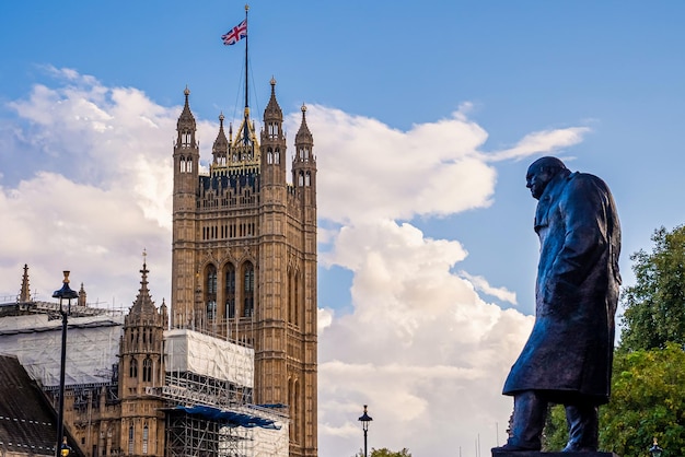 Statua sir Winstona Churchilla zwrócona w stronę budynków parlamentu w londynie