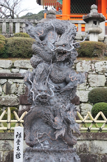 Statua smoka przednia brama świątynia Kiyomizu Dera Kyoto Japonia