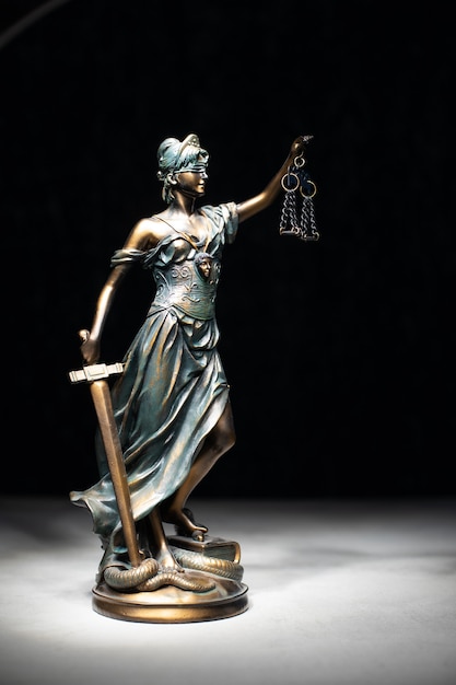 Statua sprawiedliwości w ciemnym pokoju