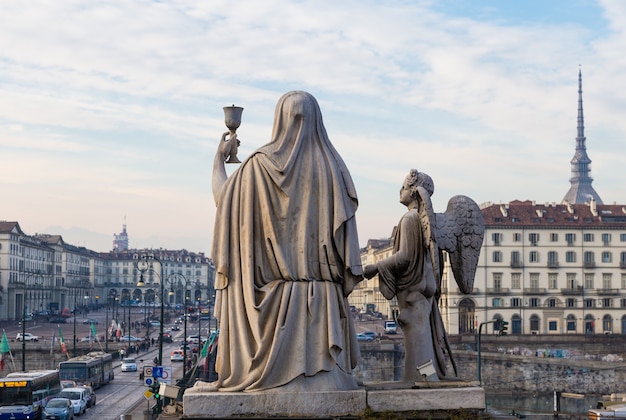 Statua Wiary ze Świętym Graalem - znajduje się przed kościołem Gran Madre
