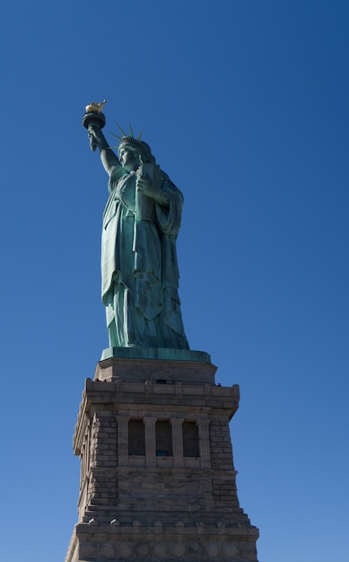 Statua Wolności na tle błękitnego nieba