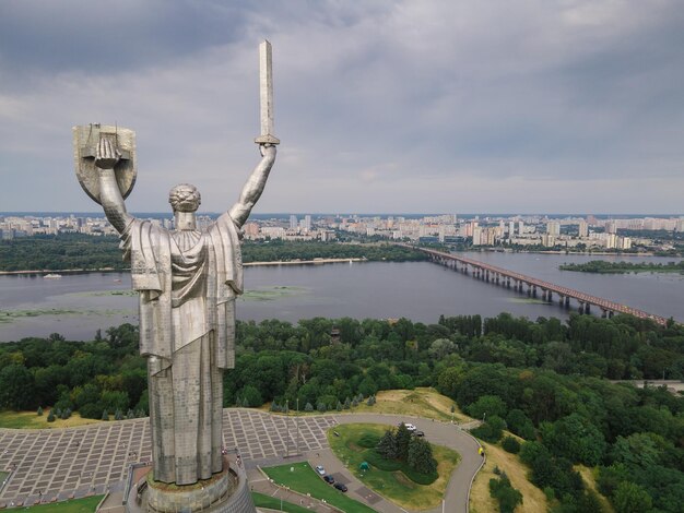 Zdjęcie statua wolności z miastem w tle