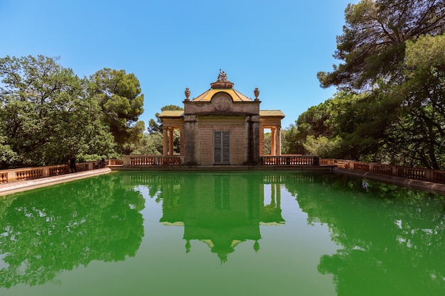 Staw Zielonej Wody W Parku Labiryntu Horta (parc Del Laberint D'horta) W Barcelonie, Hiszpania