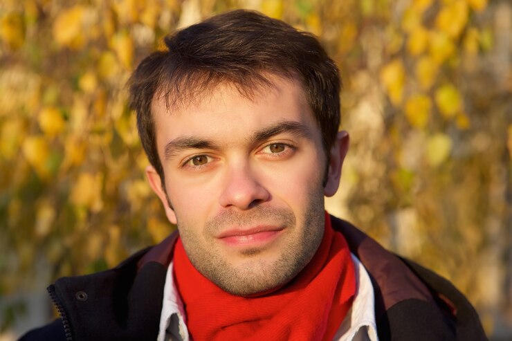 Stawia czoło portret młody człowiek z szalikiem