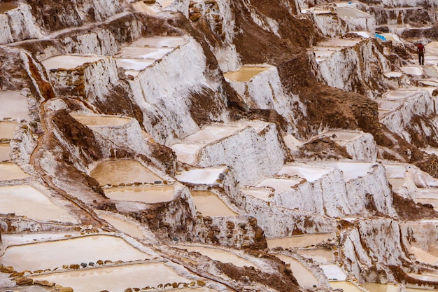 Zdjęcie stawy parowania soli maras w kopalniach soli w mieście cusco w świętej dolinie w peru