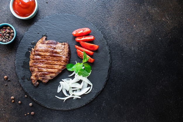 stek mięso grill wołowina grillowany grill na stole zdrowy posiłek przekąska kopia przestrzeń jedzenie tło