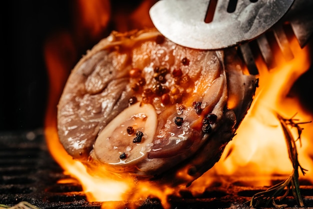 Stek osso buco gicz z mięsa wołowego na grillu z płomieniami. baner, menu, miejsce na przepis na tekst, widok z góry