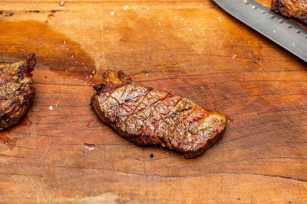 Stek wołowy picanha nad drewnianą deską do krojenia z tekstem lub kopią miejsca