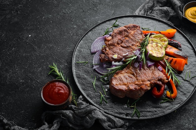 Stek wołowy Soczysty stek cielęcy z rozmarynem i przyprawami Widok z góry Grill