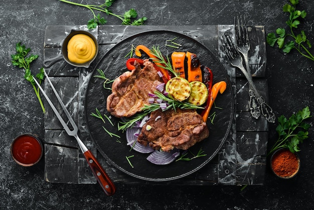 Stek wołowy Soczysty stek cielęcy z rozmarynem i przyprawami Widok z góry Grill