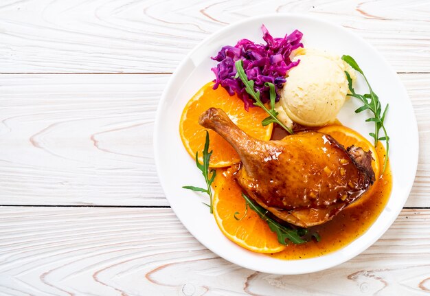 Zdjęcie stek z kaczki z sosem pomarańczowym