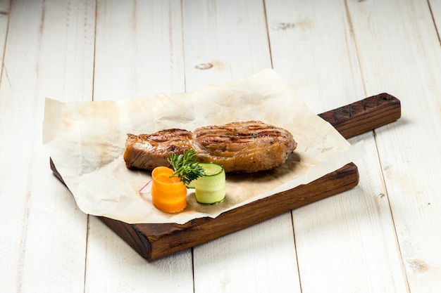 Stek z pieczonego mięsa wołowego z grilla na desce