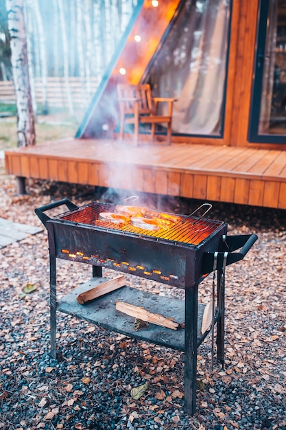 Zdjęcie steki rybne z grilla na grillu. ogień i dym toczą się po kawałkach ryby