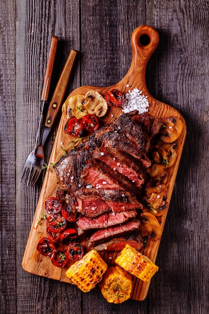 Steki wołowe z grillowanymi pomidorami, pieczarkami i kukurydzą.