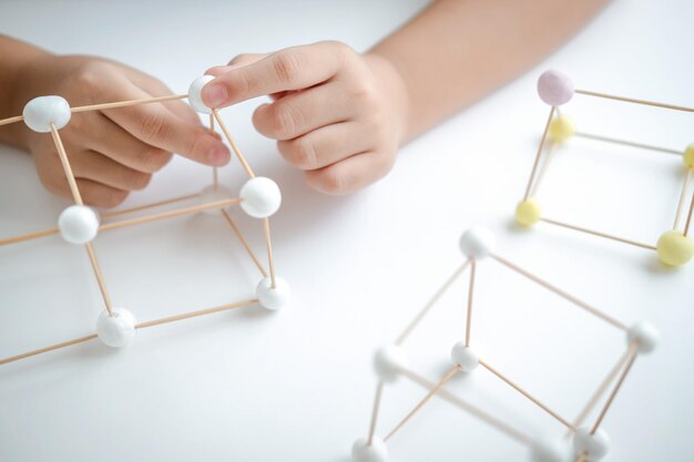Stem edukacja dziecko uczenie się tworzenia kształtów geometrycznych 3D konstrukcja budynku