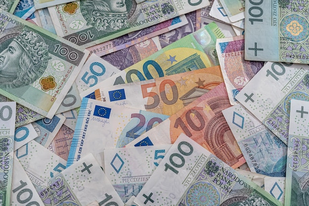 Sterta banknotów euro z polskim złotym jako tłem finansowym Konfrontacja walutowa