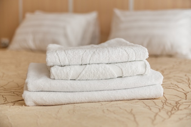 Sterta Biały Hotelowy Ręcznik Na łóżku W Sypialni Wnętrzu.