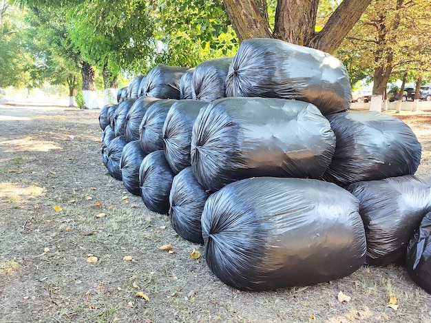 Sterta czarnych plastikowych worków na śmieci ze śmieciami