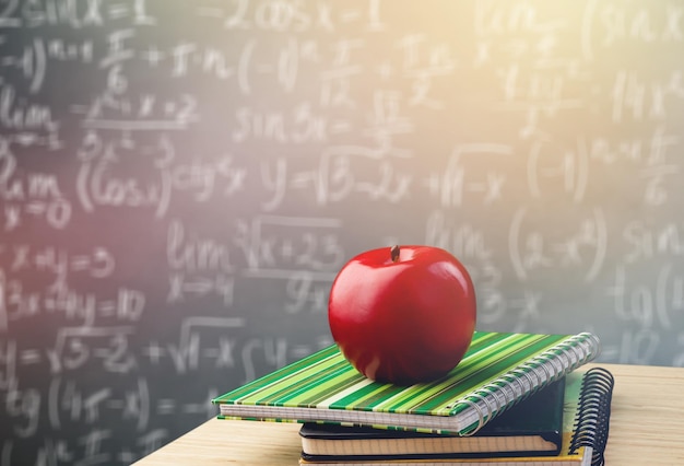 Sterta książki, ołówek i świeży czerwony jabłko, edukacja i nauka tło