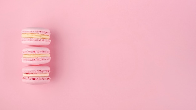 Zdjęcie sterta macarons z kopii przestrzenią dla walentynka dnia