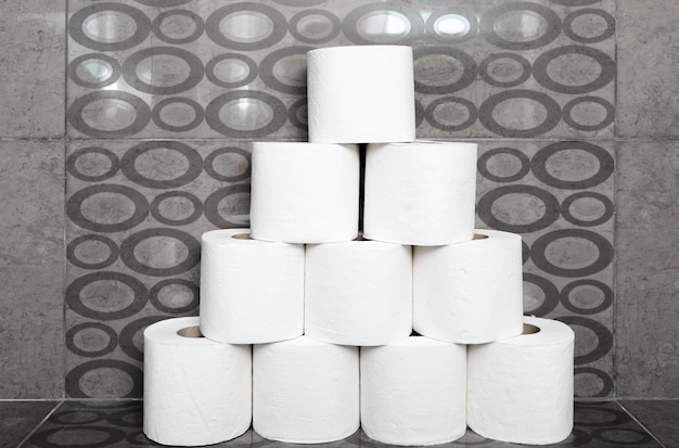 Zdjęcie sterta papieru toaletowego rolki na półce w łazience